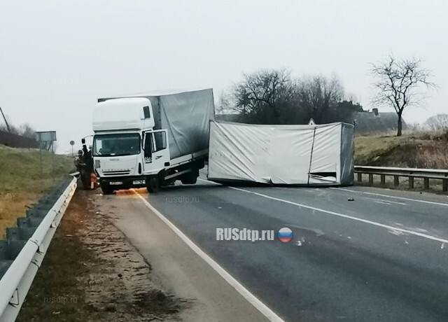 Грузовик занесло 