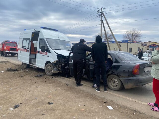 Под Астраханью женщина-водитель «Шевроле» погибла в ДТП с участием скорой 