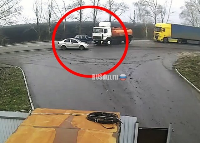 Под Воронежем бензовоз столкнулся с тремя автомобилями. ВИДЕО