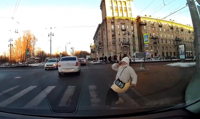 В Петербурге женщина болтала по телефону, переходила дорогу на красный и едва не попала под машину