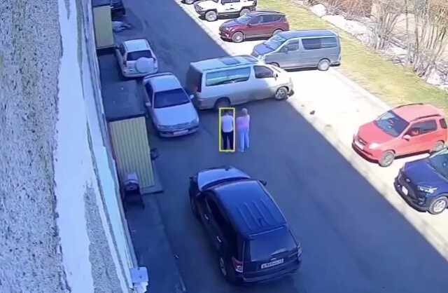 В Петропавловске-Камчатском водитель микроавтобуса задел стоящий автомобиль и скрылся