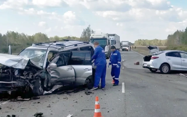 В Курганской области лоб в лоб столкнулись Toyota Land Cruiser и Kia Rio: погибла 20-летняя девушка
