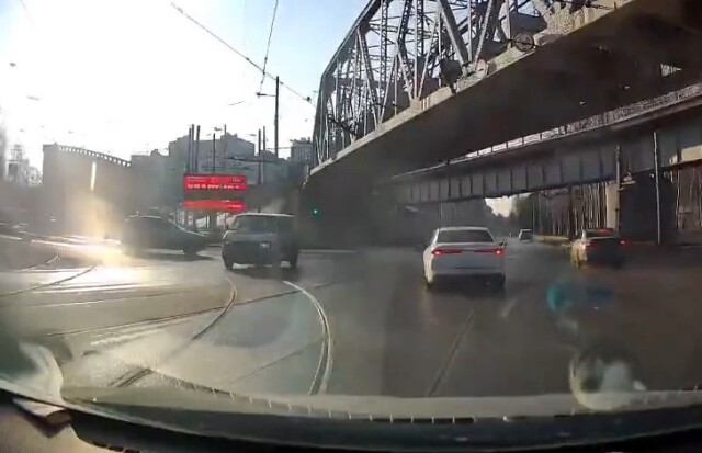 В Петербурге водитель кроссовера поворачивал налево и столкнулся с микроавтобусом 