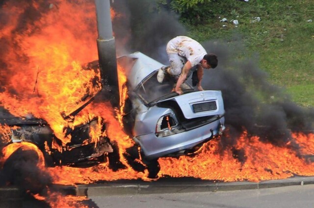 Время идет на секунды: как быстро выбраться из горящего автомобиля 