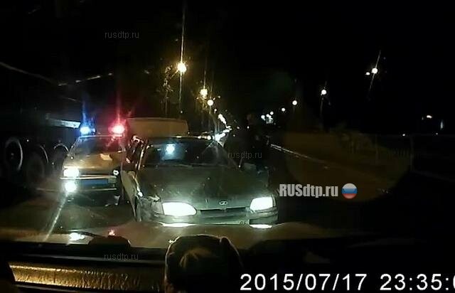В Екатеринбурге нарушитель на ВАЗ-2114 врезался в машину ДПС