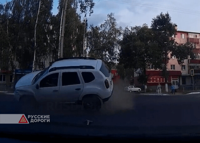 Два автомобиля столкнулись на пересечении улиц Есенина и Веселовского в Саранске