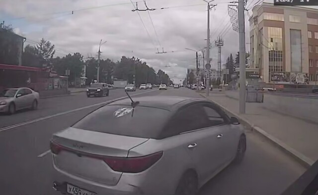 В Кирове автоледи заблокировала автобус с людьми