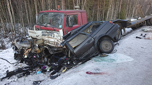 Водитель и пассажир «Фольксвагена» разбились в ДТП под Апатитами 