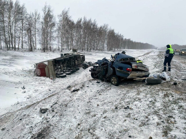 «Волга» столкнулась с молоковозом в Саратовской области: погибли двое молодых людей 