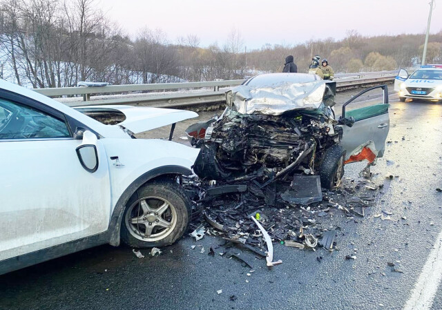 «На дороге был гололёд»: два водителя разбились на трассе Ярославль — Рыбинск 