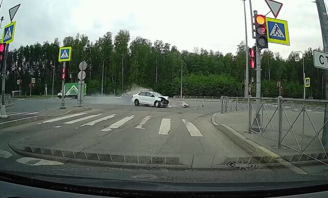 Жесткая авария в Петербурге: водитель «Фольксвагена» пытался проехать на красный