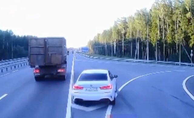 На Новоприозерском шоссе «учитель» на BMW прозевал свой поворот и врезался в ограждение