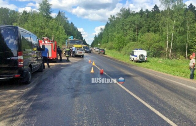 ВАЗ-2112 и КАМАЗ столкнулись на Льяловском шоссе 