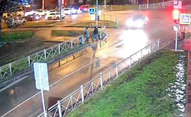 В Калининграде водитель проехал перекресток на красный и сбил школьницу