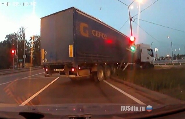 Снес светофор 