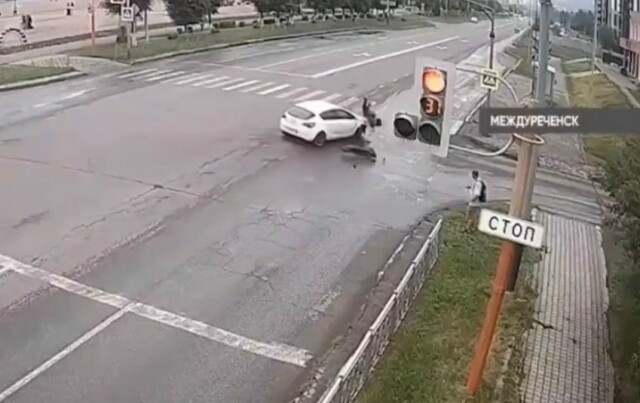 В Междуреченске пьяный самокатчик проехал на красный и протаранил автомобиль