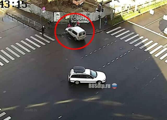 Автомобиль въехал в толпу пешеходов в Петрозаводске. ВИДЕО