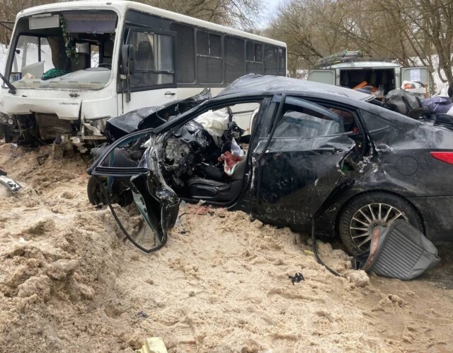Hyundai Solaris столкнулся с автобусом в Брянской области: погибли 2 человека 
