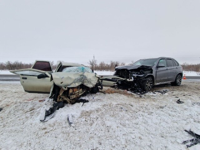 «Ослепили дальним светом фар»: «Лада» и иномарка столкнулись на трассе М-5 «Урал» 