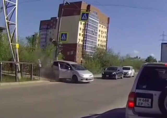 В Якутске оставленный в машине ребенок сел за руль и устроил ДТП