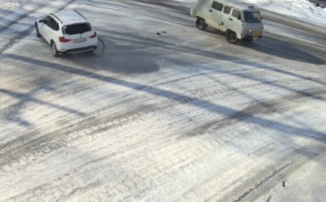 УАЗ и BMW столкнулись на перекрестке в Усть-Куте