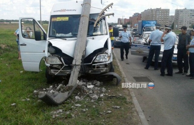 Микроавтобус с пассажирами врезался в столб в Чувашии 