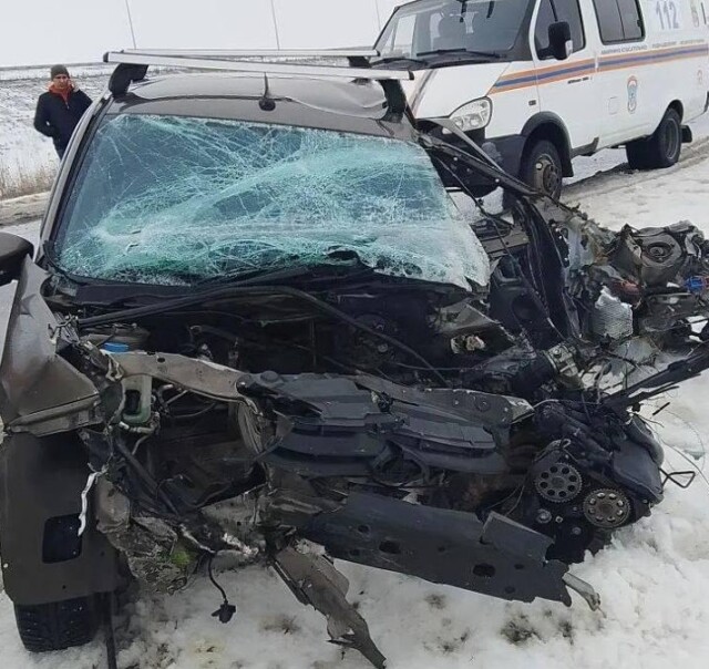 «Не справился с управлением на повороте»: «Лада» и «Мерседес» столкнулись в Ростовской области 