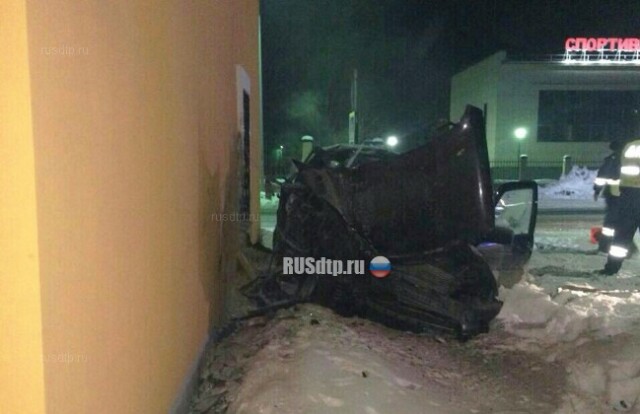 В Чапаевске двое молодых людей на \»Ниве\» погибли, врезавшись в стену дома 
