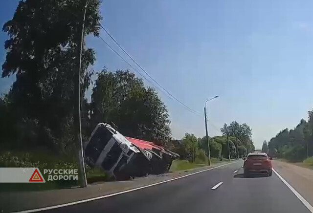 Грузовик опрокинулся на Красносельском шоссе