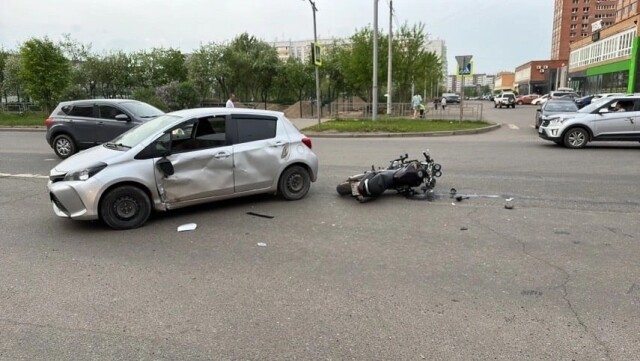 В Красноярске автоледи выезжала со второстепенной и не пропустила мотоциклиста 