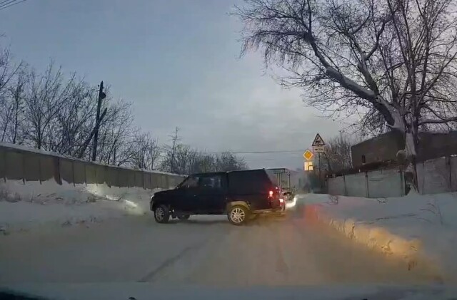 В Омске водитель внедорожника пытался выполнить «полицейский разворот»