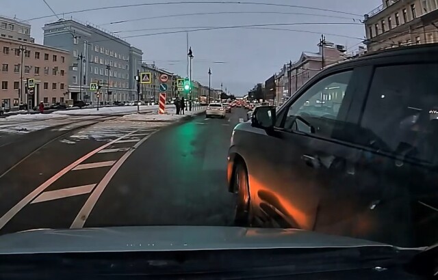 «Водитель «Кадиллака» скрылся»: конфликт на дороге в Петербурге 