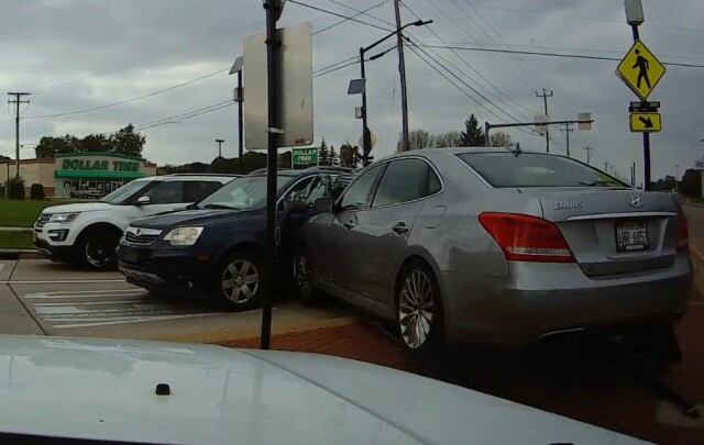 Три автомобиля столкнулись на перекрестке с круговым движением в США