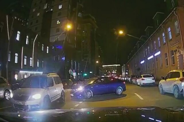 В Санкт-Петербурге невнимательный водитель выезжал со двора и попал в ДТП
