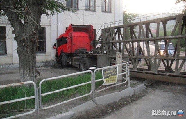 Фура  врезалась  в больницу 