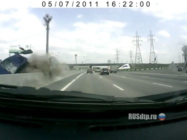 Неудачный полет в столб на МКАД 
