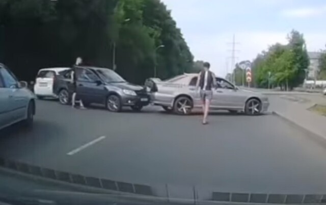 Глупая авария в Томске: оба хотели развернуться
