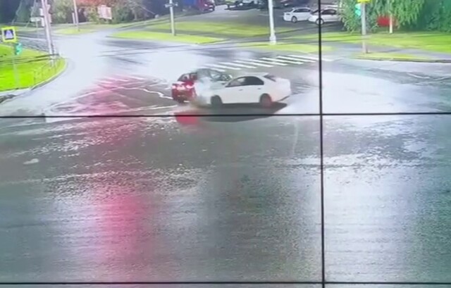 Момент ДТП в Чебоксарах: водитель Kia не уступил дорогу «Шкоде» с пьяным подростком за рулем