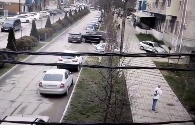 В Крымске пьяный водитель «Мерседеса» врезался в несколько припаркованных автомобилей
