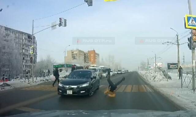 В Хабаровске «Хонда» объезжала стоящие на светофоре автомобили и сбила пешехода