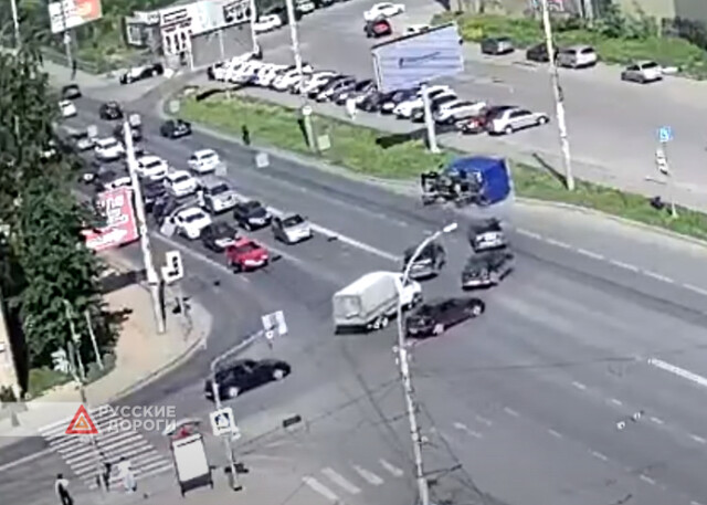 Фургон опрокинулся на перекрестке в Вологде