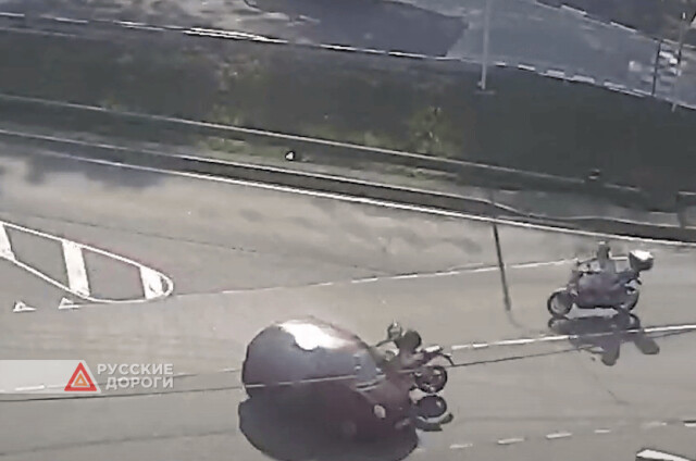 Мотоцикл и легковой автомобиль не поделили перекресток в Сочи