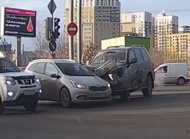 «Не работал светофор»: три автомобиля столкнулись на перекрестке в Тюмени