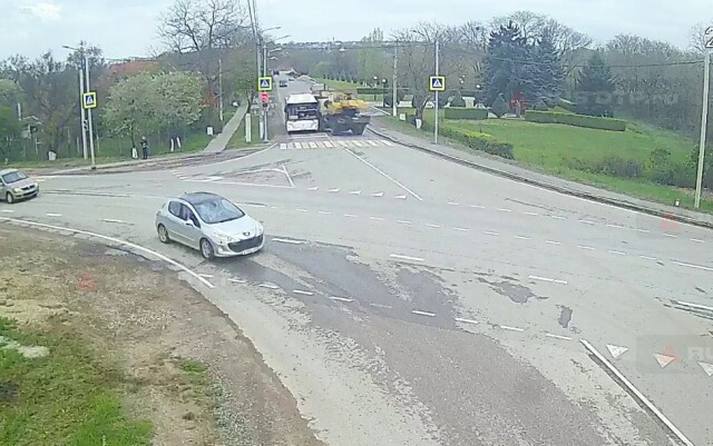 Авария в Крыму: водитель автокрана не вписался в поворот и столкнулся с автобусом