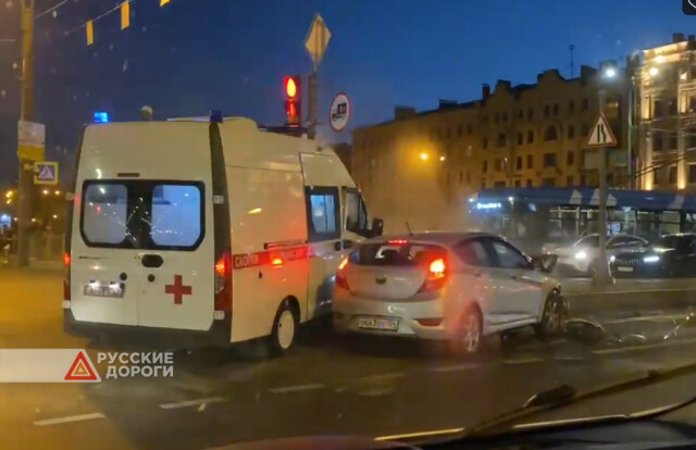 Скорая помощь и легковой автомобиль не поделили перекресток в Петербурге