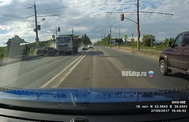 В Липецке грузовик без тормозов протаранил два автомобиля и сбил пешехода