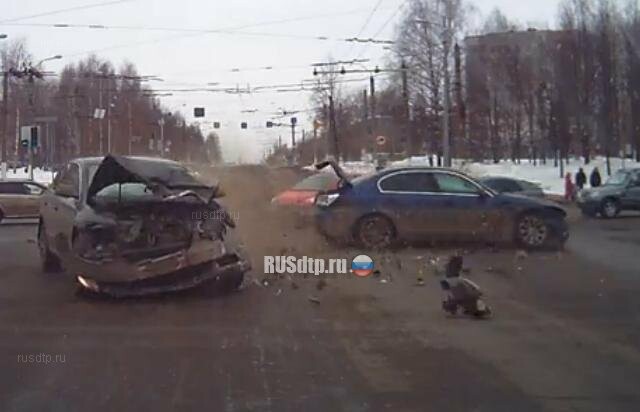 Skoda и BMW столкнулись на перекрестке в Кирове