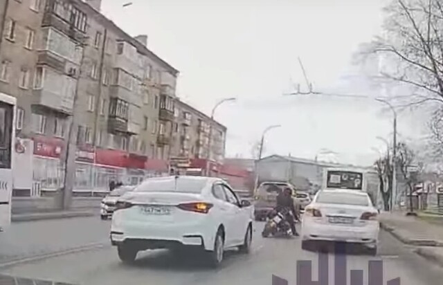 Отвлекся или уснул? Легковой автомобиль столкнулся с мотоциклом в Красноярске 