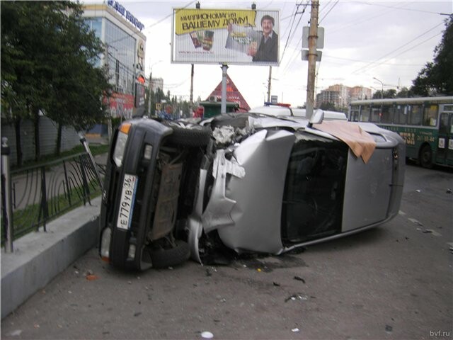 В Воронеже перевернулись две машины. 