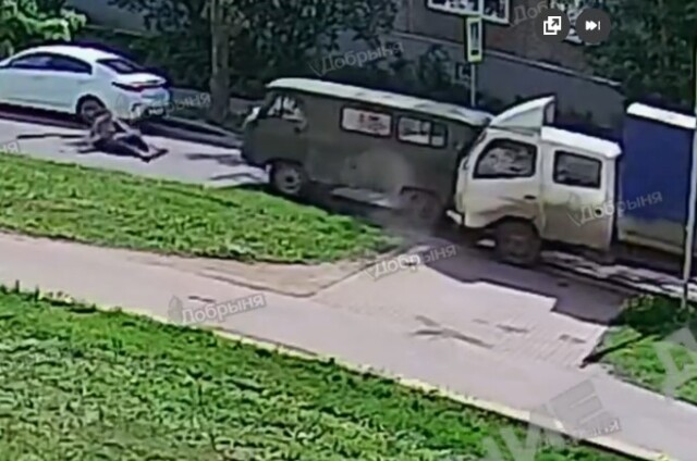 «Не успел перейти дорогу»: УАЗ сбил пешехода на улице Мира в Кирове